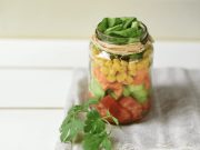 Ecco l’ insalata in barattolo: 4 ricette veloci e sane