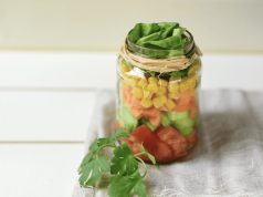 Ecco l’ insalata in barattolo: 4 ricette veloci e sane